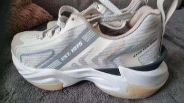 ZARA Sneakers Maat 34 beschikbaar voor biedingen