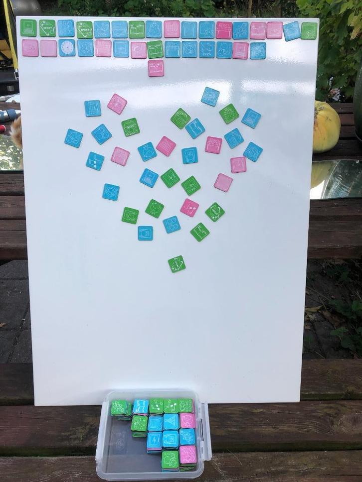 Magneetbord + veel magneet picto's, Huis en Inrichting, Woonaccessoires | Memoborden, Gebruikt, Magneetbord, Ophalen