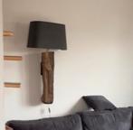 Hanglamp op stuk oud hout met grijze halve kap, Huis en Inrichting, Lampen | Lampenkappen, Zo goed als nieuw, Ophalen