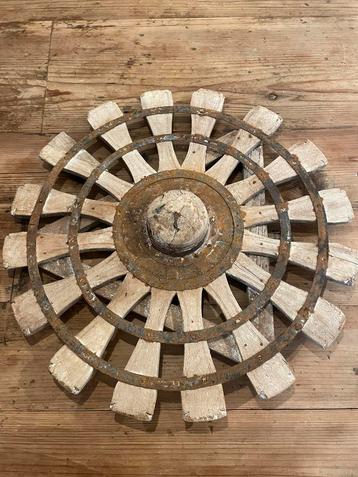 Houten spinnewiel beschikbaar voor biedingen