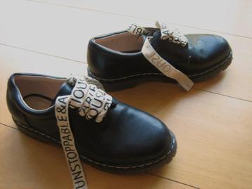 Zeer mooie zwart leren veterschoen PULL & BEAR 39 snazzeys beschikbaar voor biedingen
