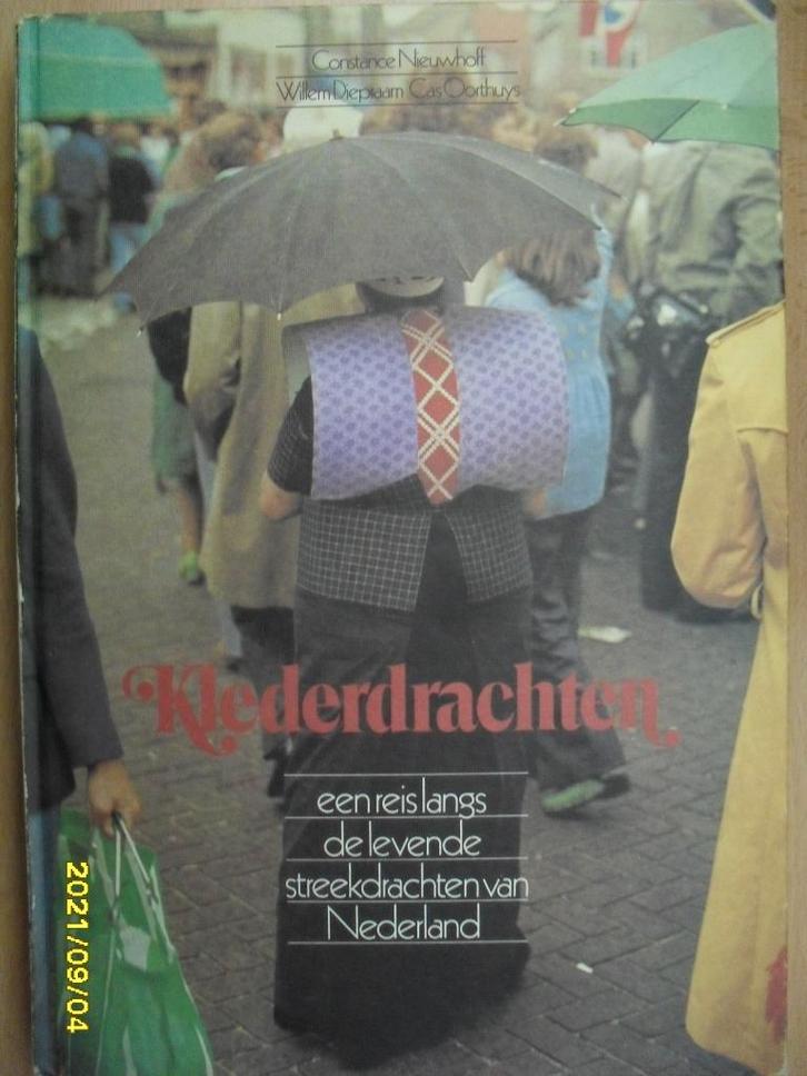Klederdrachten, reis langs levende streekdrachten van Ned., Boeken, Geschiedenis | Vaderland, Zo goed als nieuw, 20e eeuw of later