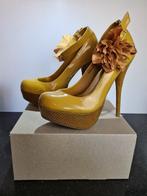 Mosterdgele high heels met bloemaccent – maat 36, Pumps, Geel, Nieuw, Ophalen of Verzenden
