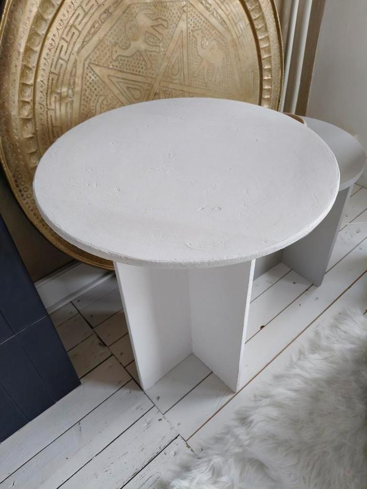 Wit Bijzettafeltje met grove afwerking, Huis en Inrichting, Tafels | Bijzettafels, Gebruikt, Rond, Minder dan 45 cm, Minder dan 55 cm