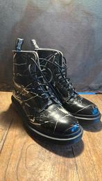 Dr. Martens, zwart lak, met wit gemarmerd. 40. Nieuwstaat, Kleding | Dames, Schoenen, Ophalen of Verzenden, Zo goed als nieuw