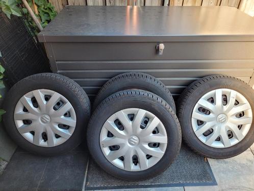 Suzuki Swift velgen + wieldoppen op bijna nieuwe banden!, Auto-onderdelen, Banden en Velgen, Band(en), Zomerbanden, 15 inch, 175 mm