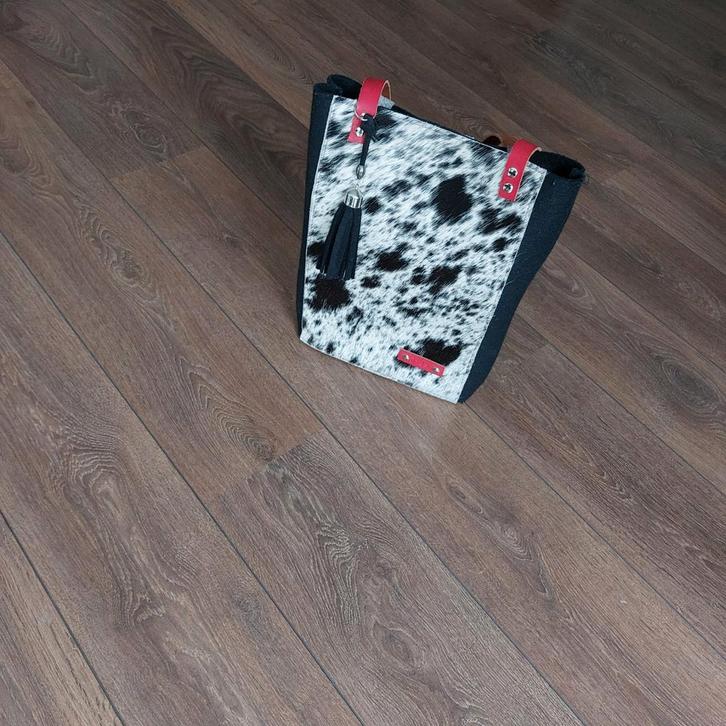 Handgemaakte Tas met Koeienhuid, Sieraden, Tassen en Uiterlijk, Tassen | Damestassen, Nieuw, Handtas, Zwart, Ophalen