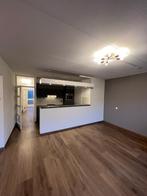 Bruine laminaat vloer met hoge plinten 50m2+, Doe-het-zelf en Verbouw, Ophalen, 50 tot 150 cm, Zo goed als nieuw, 10 m² of meer