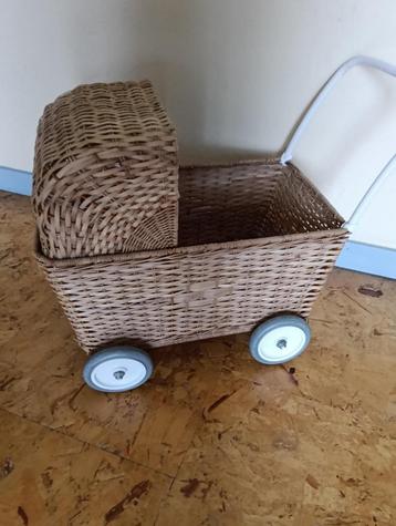 Te Koop rieten POPPENWAGEN beschikbaar voor biedingen