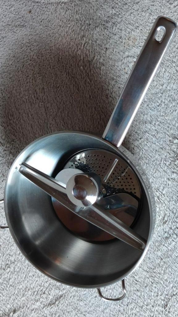 Roestvrijstalen Passe-vite / Groentemolen / passeerzeef /, Huis en Inrichting, Keuken | Keukenbenodigdheden, Zo goed als nieuw