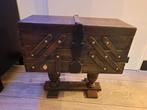 Antieke houten naaidoos op voet, Ophalen