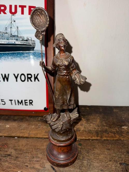 Antiek beeldje vrouw die met net gaat vissen, Antiek en Kunst, Kunst | Beelden en Houtsnijwerken, Ophalen of Verzenden