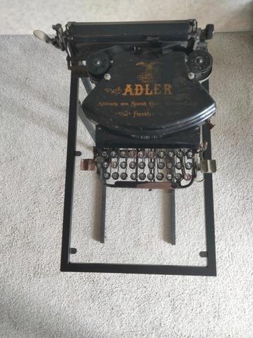 Adler antieke typemachine beschikbaar voor biedingen