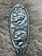 Verzilverd Theelepeltje Koningin Juliana en Beatrix, Ophalen of Verzenden, Gebruikt, Nederland, Speld(je) of Lepel(tje)