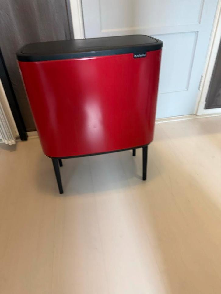 Rode Brabantia Bo Touch Bin, Huis en Inrichting, Woonaccessoires | Prullenbakken, Gebruikt, Metaal, 50 tot 75 cm, 30 tot 40 liter