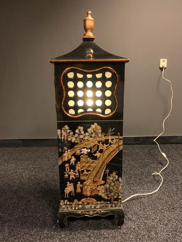 Chinese Pagode lamp met kastje beschikbaar voor biedingen