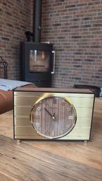 Dugena retro klok 70s | goud- & houtlook, Ophalen of Verzenden, Gebruikt, Analoog, Wekker of Tafelklok
