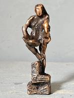 Bronzen beeld gesigneerd en nr 10, Antiek en Kunst, Ophalen of Verzenden, Brons