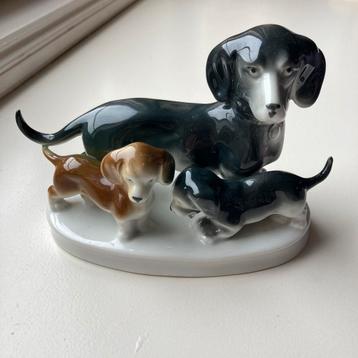 Vintage porseleinen teckelbeeldje met twee puppy’s beschikbaar voor biedingen