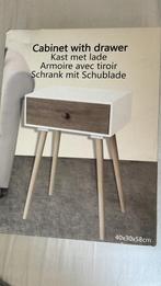 NIEUW IN DOOS nachtkastje in wit en bruin, Minder dan 45 cm, Nieuw, Ophalen of Verzenden, Minder dan 55 cm