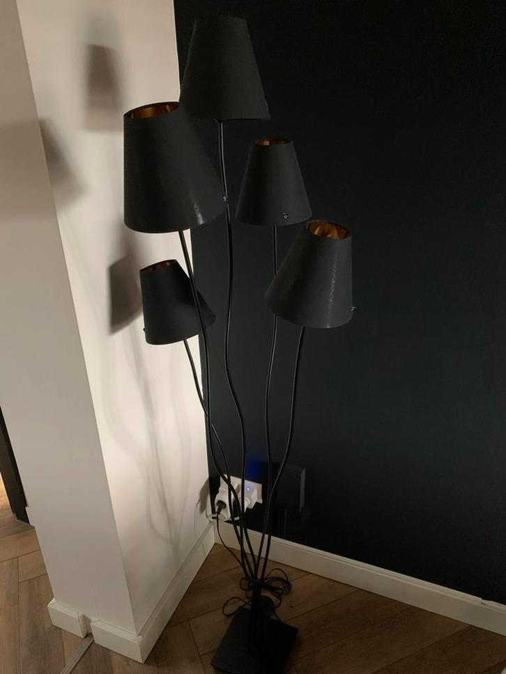 Zwarte Staande Lamp met Vijf Lampenkappen, Huis en Inrichting, Lampen | Vloerlampen, Zo goed als nieuw, 150 tot 200 cm, Stof, Ophalen