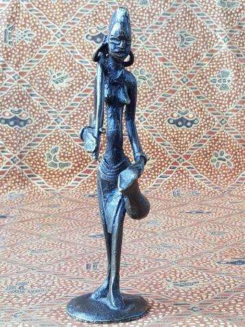Mooi oud brons beeldje uit Afrika van een vrouw 17 cm. beschikbaar voor biedingen