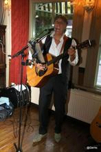 ‘Zanger met gitaar, Richard’