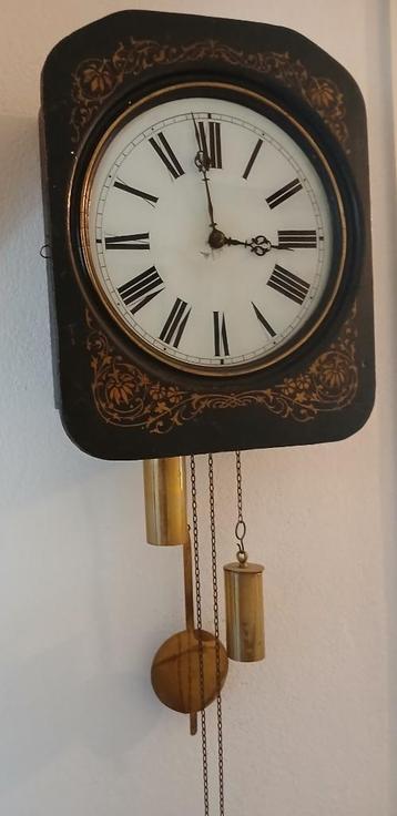 antieke wandklok beschikbaar voor biedingen