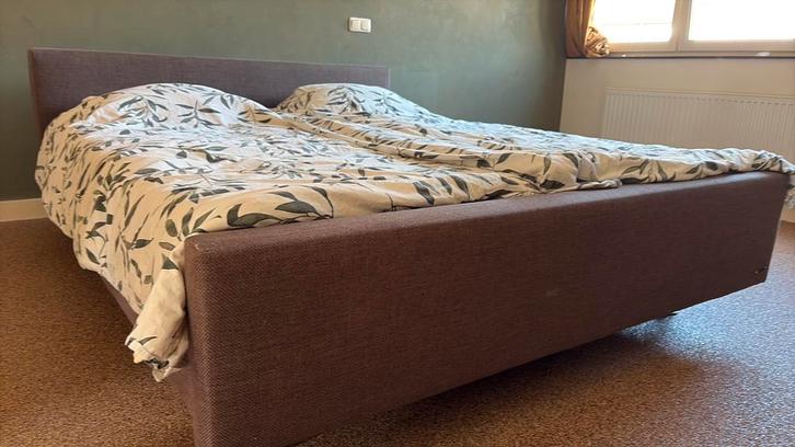 2 persoonsbed van m-line, Huis en Inrichting, Slaapkamer | Bedden, Gebruikt, Tweepersoons, 90 cm, 200 cm, Stof, Grijs, Verstelbaar