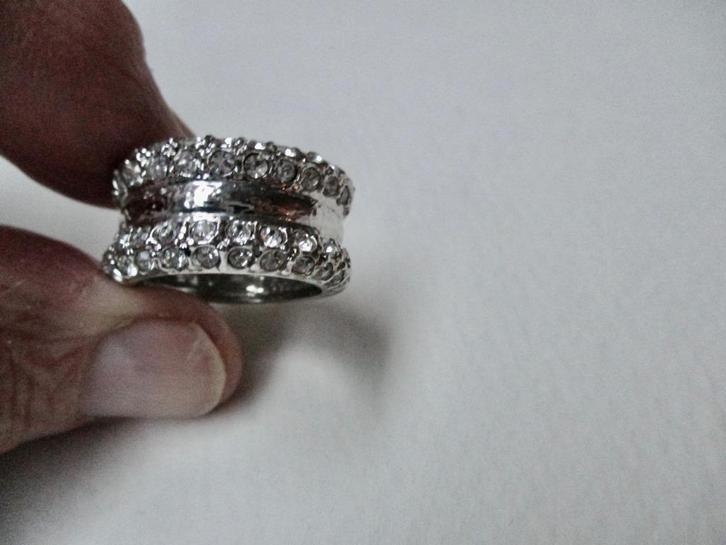 Zilverkleur flinke band ring 16.7 mm de helft veel schitters, Sieraden, Tassen en Uiterlijk, Ringen, Zo goed als nieuw, Dame, Kleiner dan 17