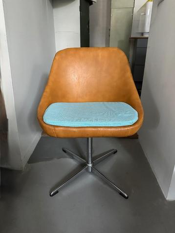 Vintage damesfauteuil, compact easy chair beschikbaar voor biedingen