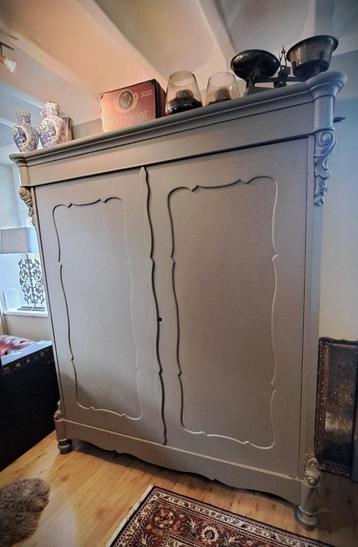 Prachtige grote sfeervolle authentieke Biedermeier kast 1880 beschikbaar voor biedingen