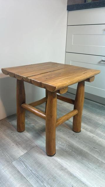 Vintage houten tafeltje – stoer vierkant model beschikbaar voor biedingen