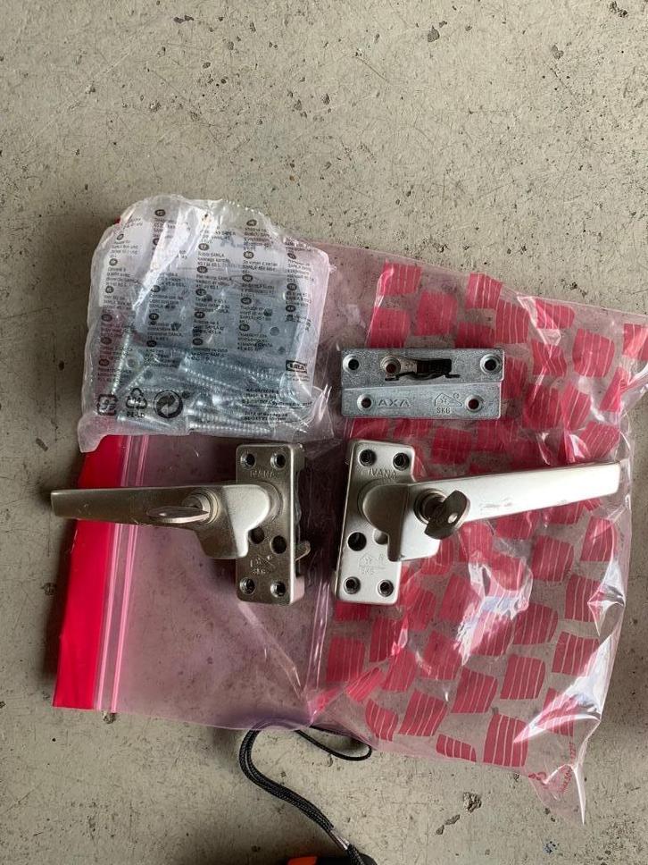 Raamknippen met beveiliging en ventilatiestand, Doe-het-zelf en Verbouw, Hang- en Sluitwerk, Zo goed als nieuw, Slot, Rvs, Ophalen of Verzenden