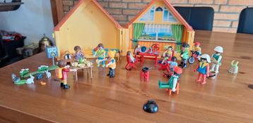 Playmobil Vakantiehuis met Véél Popjes en Accessoires  beschikbaar voor biedingen