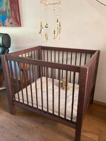 Box hout beschikbaar voor biedingen