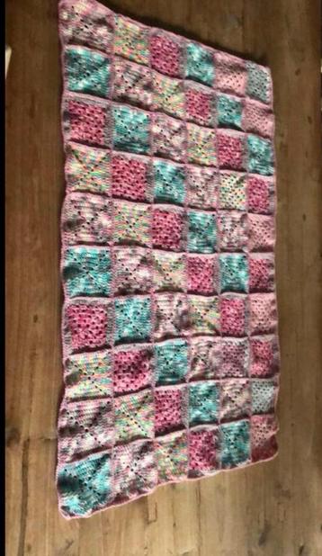 Klein gehaakt dekentje beschikbaar voor biedingen