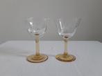 2 Antieke geetste borrelglaasjes op gele voet, Ophalen of Verzenden
