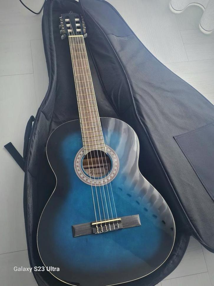 Mooie Gitaar met Tas en accessoires, Muziek en Instrumenten, Snaarinstrumenten | Gitaren | Akoestisch, Gebruikt, Klassieke of Spaanse gitaar