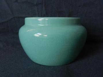 Geheel mintgroene vaas Kon. Zuid Holland Gouda d. 12,2 cm. beschikbaar voor biedingen