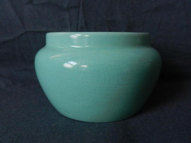 Geheel mintgroene vaas Kon. Zuid Holland Gouda d. 12,2 cm., Antiek en Kunst, Antiek | Keramiek en Aardewerk, Ophalen of Verzenden