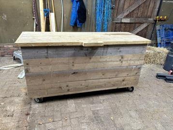 Mooie voerkar / opslagkar te koop beschikbaar voor biedingen