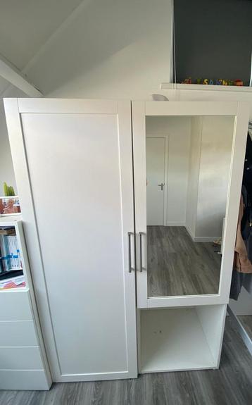 Witte platsa kledingkast van ikea