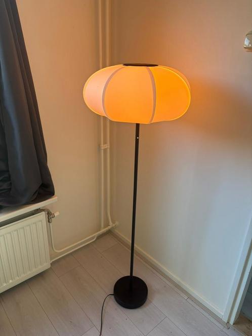 BYGGKORN staande lamp, Huis en Inrichting, Lampen | Vloerlampen, Zo goed als nieuw, Kunststof, Ophalen