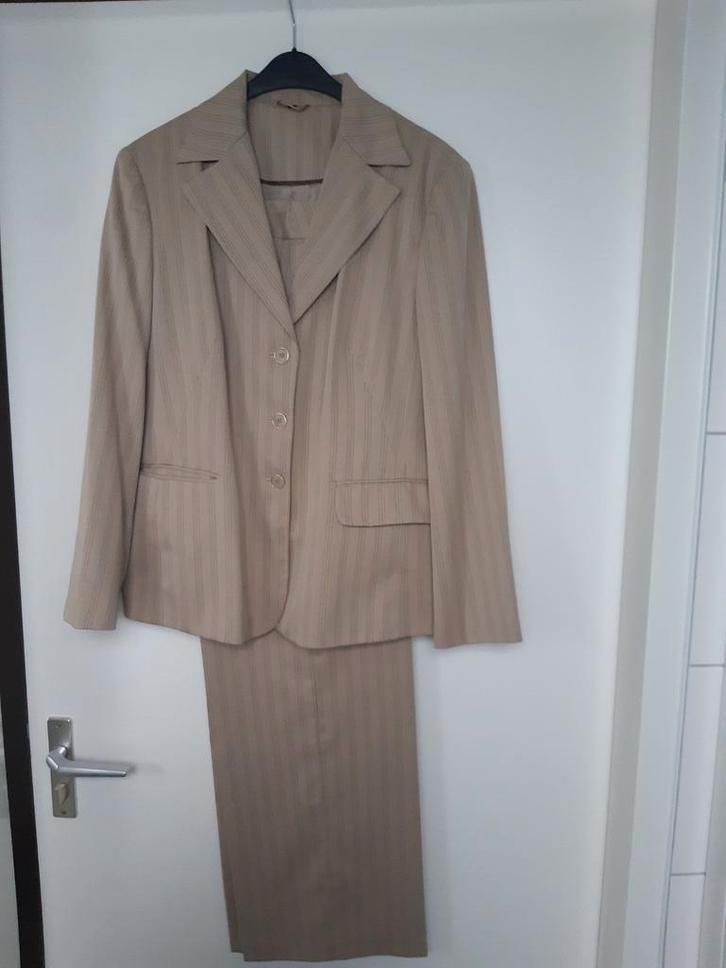 Prachtig zgan broekpak maat 44 46 beige, Kleding | Dames, Jasjes, Kostuums en Pakken, Zo goed als nieuw, Maat 42/44 (L), Beige