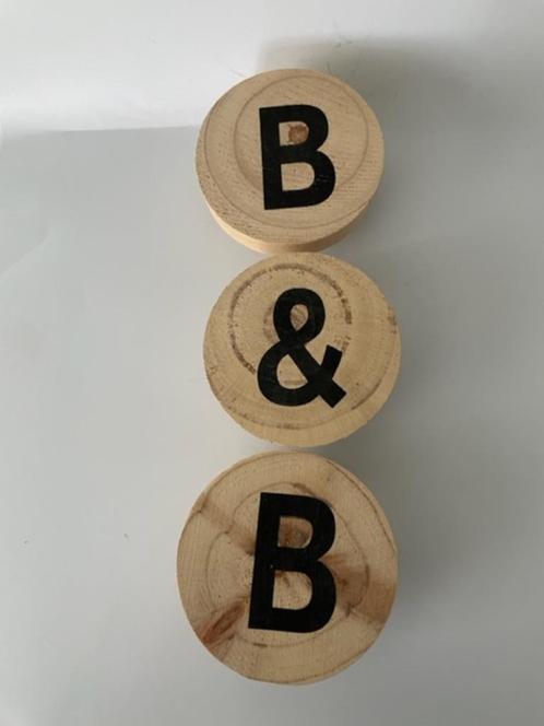 Houten decoratie / knoppen met B&B letters hout., Huis en Inrichting, Woonaccessoires | Wanddecoraties, Nieuw, Ophalen