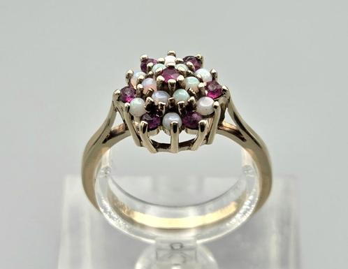 Gouden Vintage ring met edelsteen opaal en robijn. 2025/447., Sieraden, Tassen en Uiterlijk, Ringen, Zo goed als nieuw, Dame, 18 tot 19