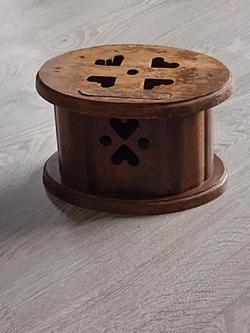 Stoofje/Tafeltje met Hartjes beschikbaar voor biedingen