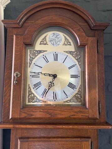 Mooie grote houten staande klok. beschikbaar voor biedingen