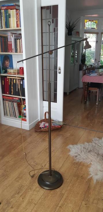 Zware messing standaard lamp  beschikbaar voor biedingen